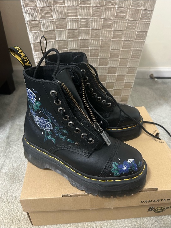 Dr. Martens Shoes - NWB Dr. Martens Mystic Floral Sinclair combat boots w/ zipper & laces (size 6)